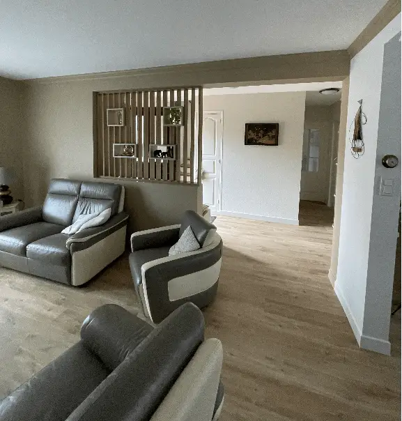 Aménagement intérieur d'une pièce de vie, création meuble sur mesure pour définir les espaces