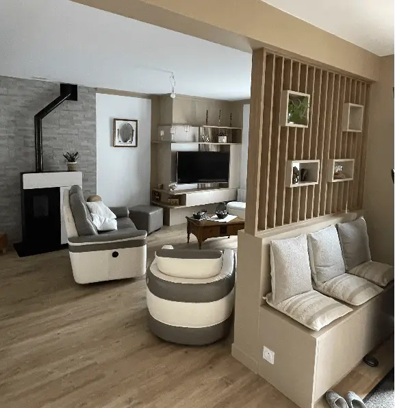 Aménagement intérieur d'une pièce de vie, création banquette et claustra pour définir les espaces
