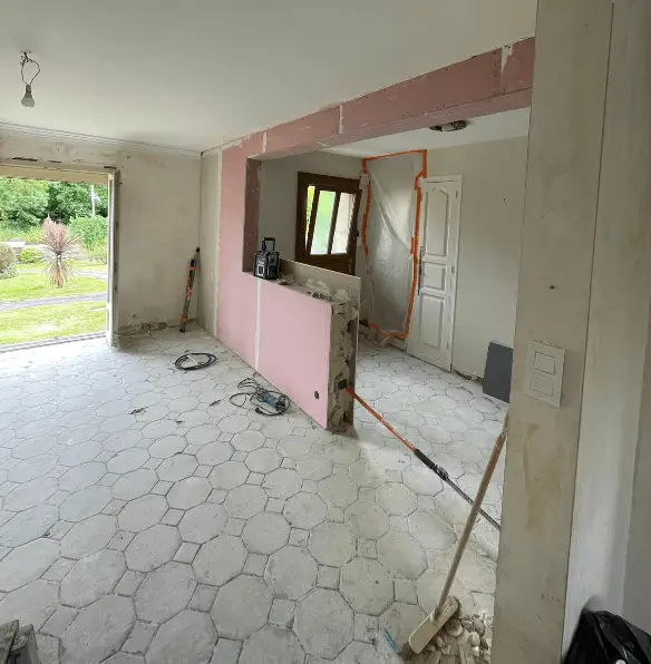 Aménagement intérieur d'une pièce de vie, création meuble sur mesure pour définir les espaces