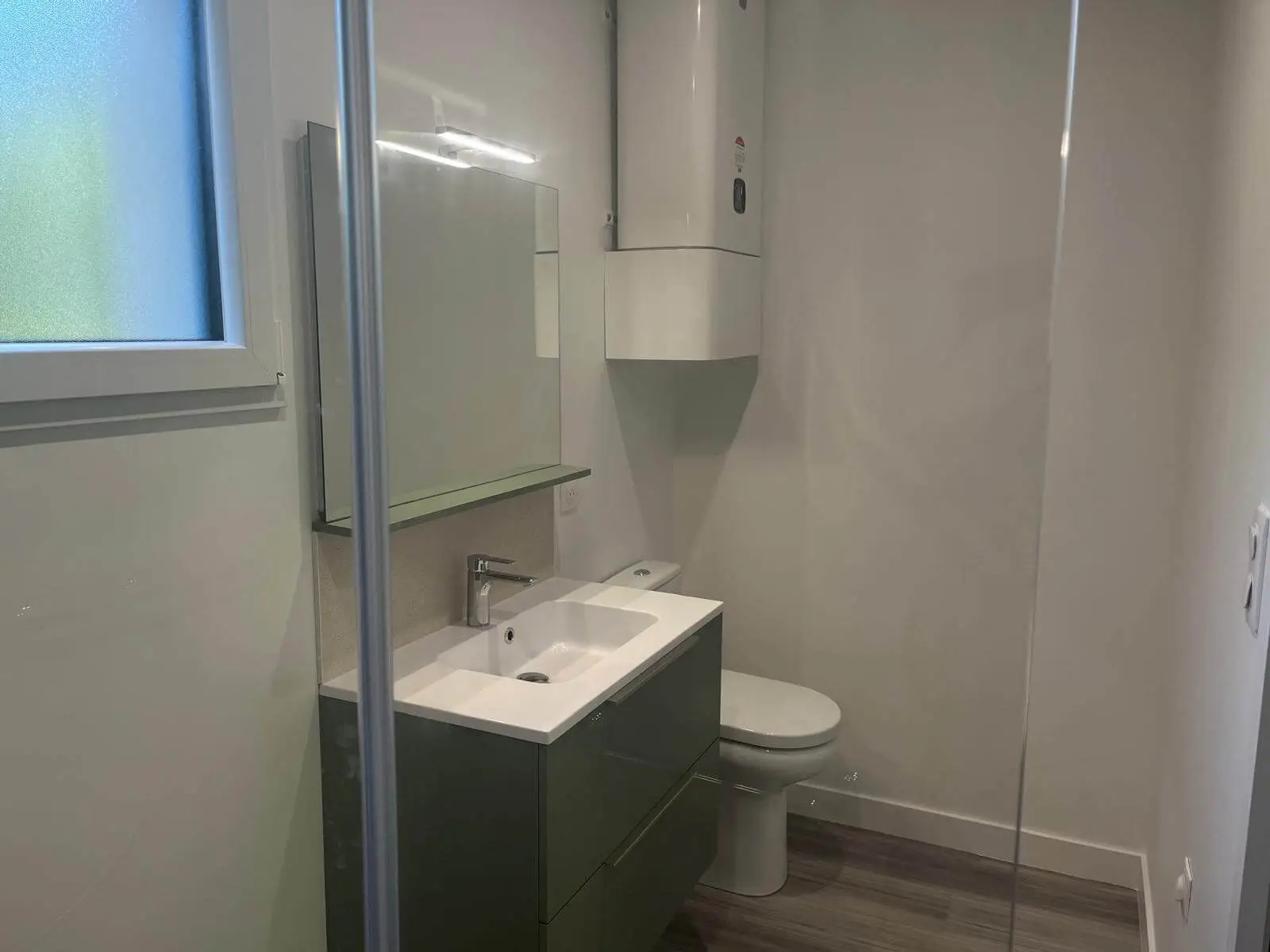 À Corseul, un couple souhaitait adapter leur maison plain-pied à leur mode de vie actuel, en créant une chambre avec salle d’eau attenante, accessible et confortable. A2L Contractant Général a conçu et réalisé une extension sur-mesure, optimisant l’espace existant tout en préservant l’harmonie architecturale de la maison.