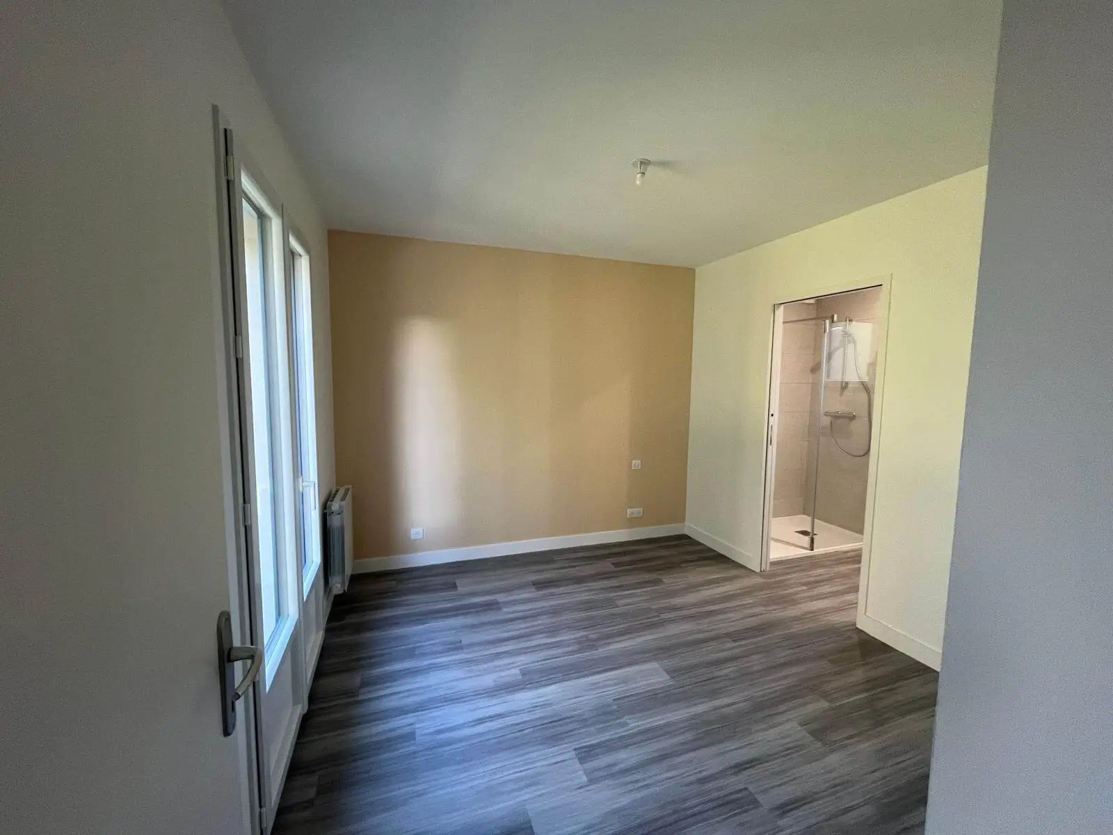 À Corseul, un couple souhaitait adapter leur maison plain-pied à leur mode de vie actuel, en créant une chambre avec salle d’eau attenante, accessible et confortable. A2L Contractant Général a conçu et réalisé une extension sur-mesure, optimisant l’espace existant tout en préservant l’harmonie architecturale de la maison.