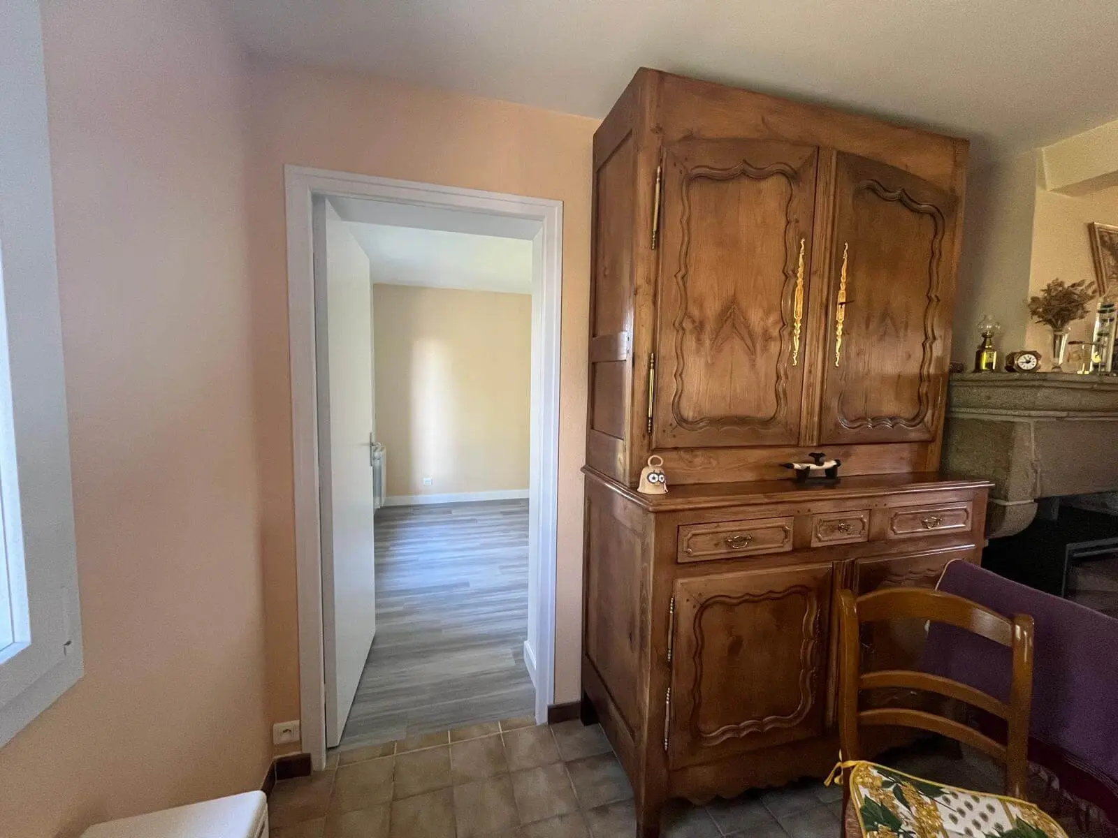 À Corseul, un couple souhaitait adapter leur maison plain-pied à leur mode de vie actuel, en créant une chambre avec salle d’eau attenante, accessible et confortable. A2L Contractant Général a conçu et réalisé une extension sur-mesure, optimisant l’espace existant tout en préservant l’harmonie architecturale de la maison.