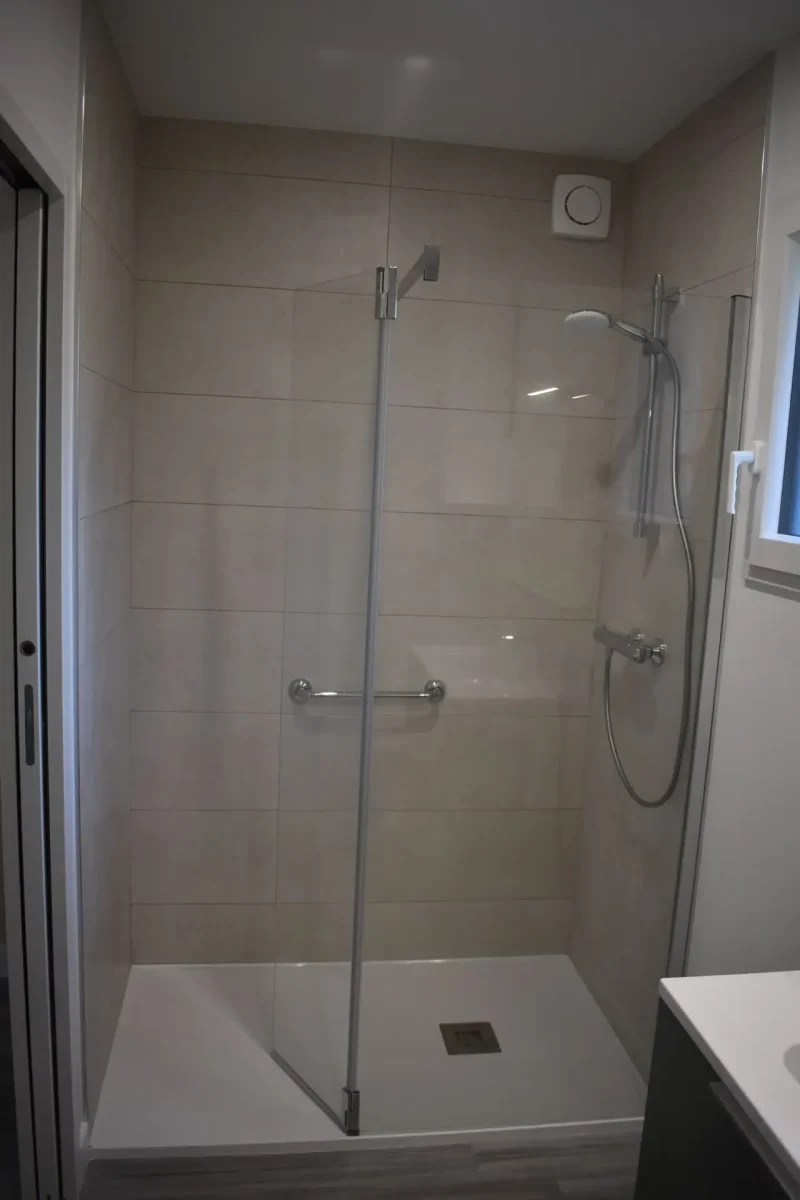 À Corseul, un couple souhaitait adapter leur maison plain-pied à leur mode de vie actuel, en créant une chambre avec salle d’eau attenante, accessible et confortable. A2L Contractant Général a conçu et réalisé une extension sur-mesure, optimisant l’espace existant tout en préservant l’harmonie architecturale de la maison.