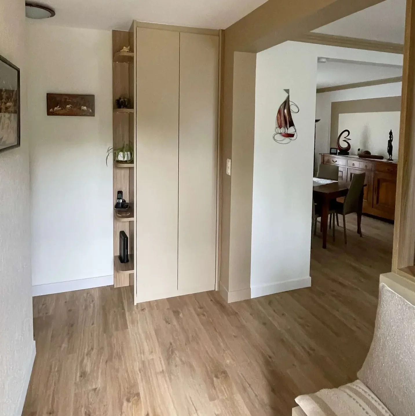 Aménagement intérieur d'une pièce de vie, création meuble sur mesure pour définir les espaces