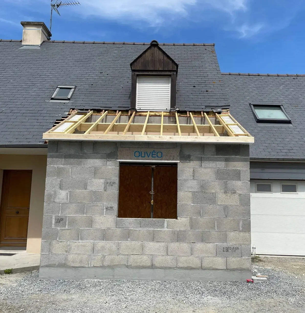 Extension d'une maison, nos clients souhaitaient agrandir leur maison pour y créer une chambre et une salle d'eau avec dressing au rez-de-chaussée et profiter du confort du plain-pied.