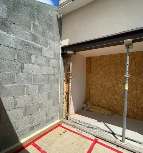 Extension d'une maison, nos clients souhaitaient agrandir leur maison pour y créer une chambre et une salle d'eau avec dressing au rez-de-chaussée et profiter du confort du plain-pied. Création de l'ouverture sur la façade