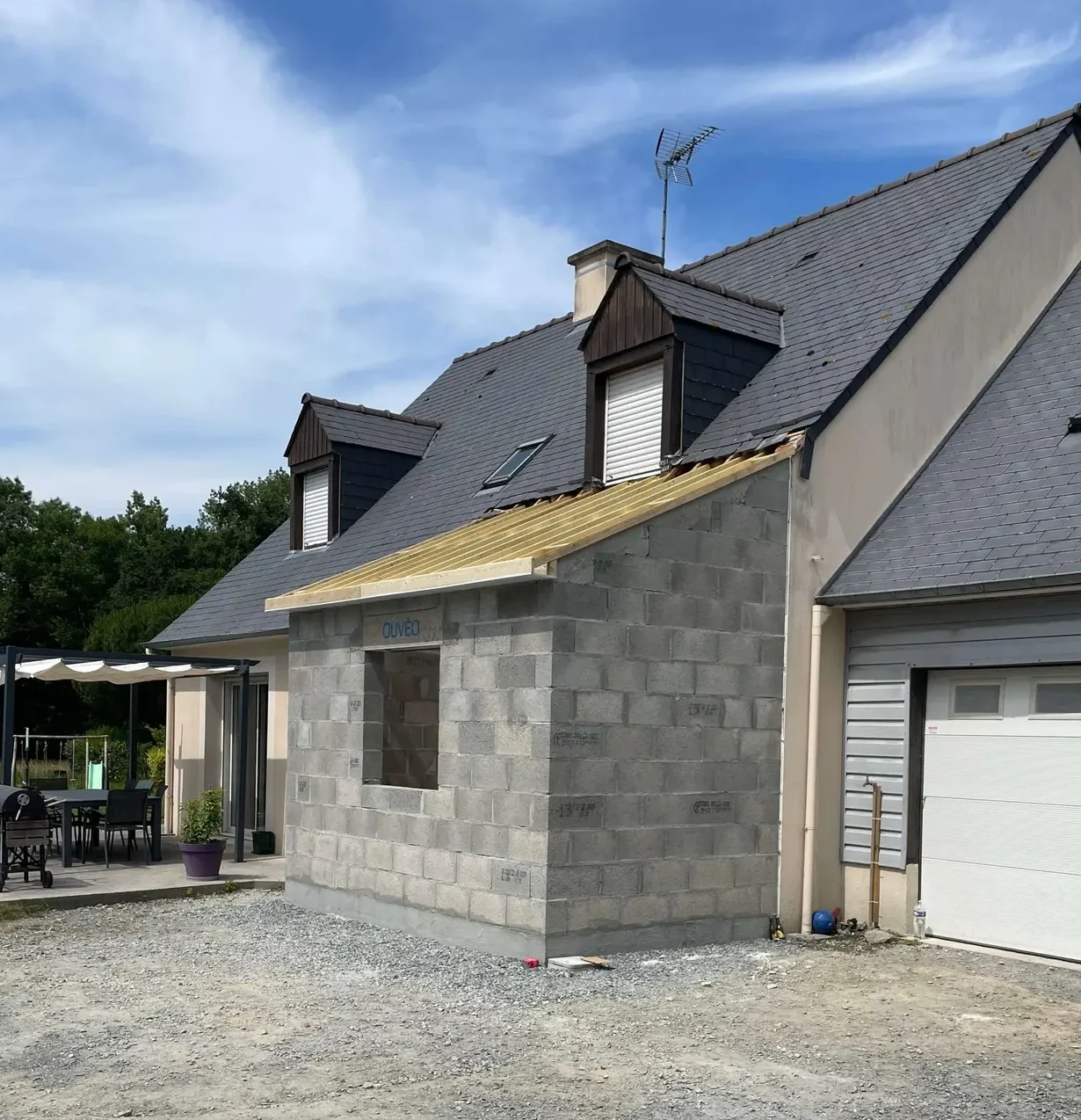 Extension d'une maison, nos clients souhaitaient agrandir leur maison pour y créer une chambre et une salle d'eau avec dressing au rez-de-chaussée et profiter du confort du plain-pied.